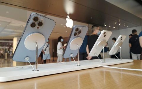 iPhone14预售首日遭疯抢：专营店小程序崩溃，黄牛最高加价2000元