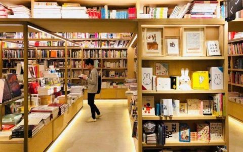 在互联网冲击下，这家实体小书店竟然还能年赚百万，怎么做到的？