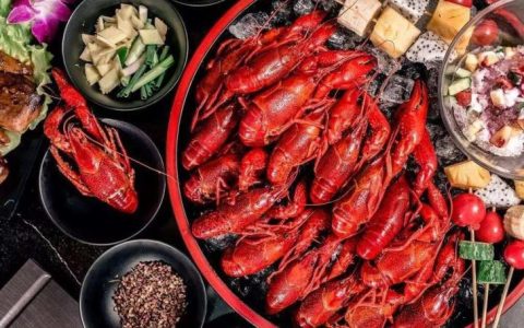 烧烤店9.9元吃小龙虾，吸引千人进店充值，老板年赚百万