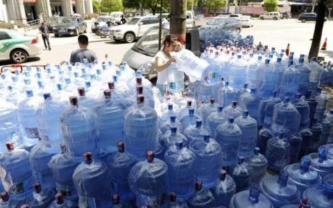 桶装水免费喝一年，顾客占了大便宜，厂家也年赚千万，谁亏了？