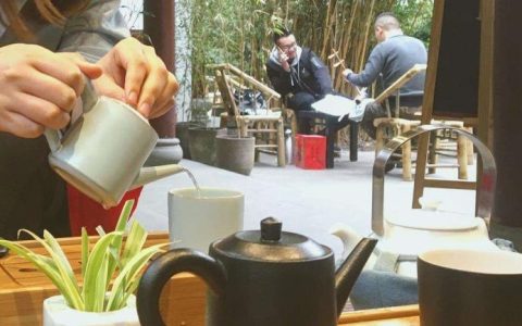 原本入不敷出的茶馆免费请人喝茶，生意反转，年赚上千万