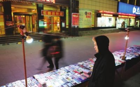 教你摆地摊能赚到钱吗，有什么好处。
