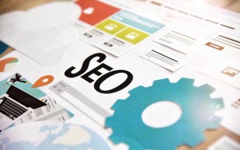 着重对网站标题、关键词、描述及结构调整，使其满足搜索引擎排名指标。