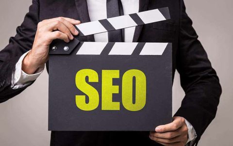 从搜索引擎角度分析网页蜘蛛抓取内容的类别与过程。