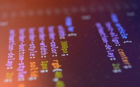 根据攻击规模部署DDoS防御方案，确保服务器可靠性和响应速度。