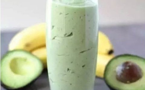 分享牛油果牛奶如何一起食用。